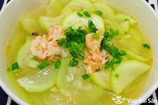 Món canh bầu nấu tôm tươi là món ăn khá phổ biến của gia đình Việt