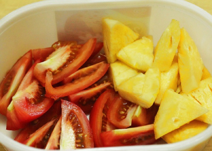 Sơ chế cà chua và dứa (thơm)