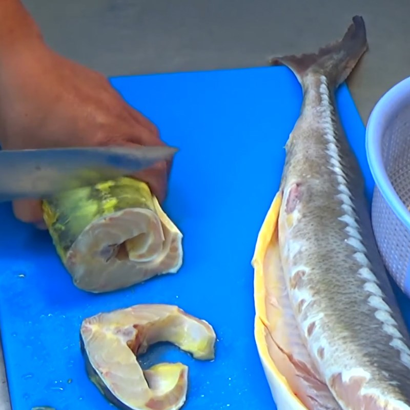 Cá cần được cắt thành những khúc vừa phải trước khi ướp gia vị