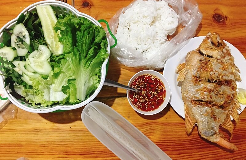 Bí quyết làm cá mú chiên giòn không bắn dầu cực dễ 6 Cá mú chiên ăn cùng bánh tráng, rau sống và bún