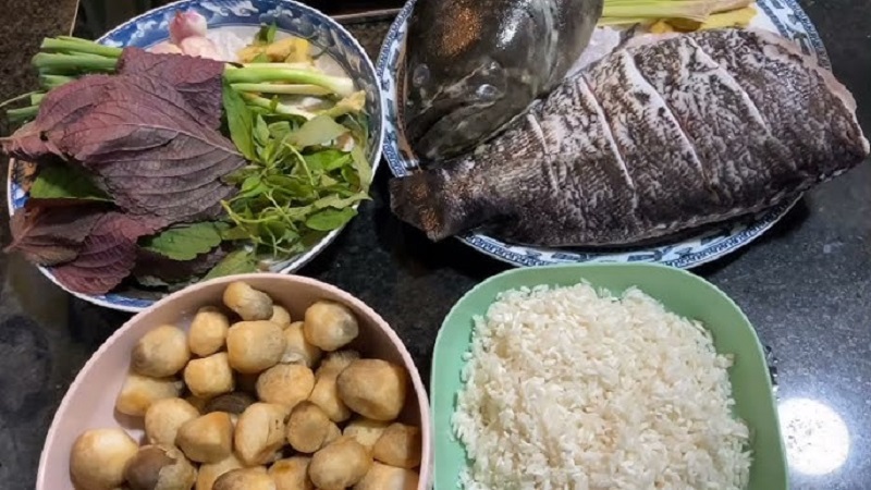Cá mú, nấm rơm và gạo để nấu cháo