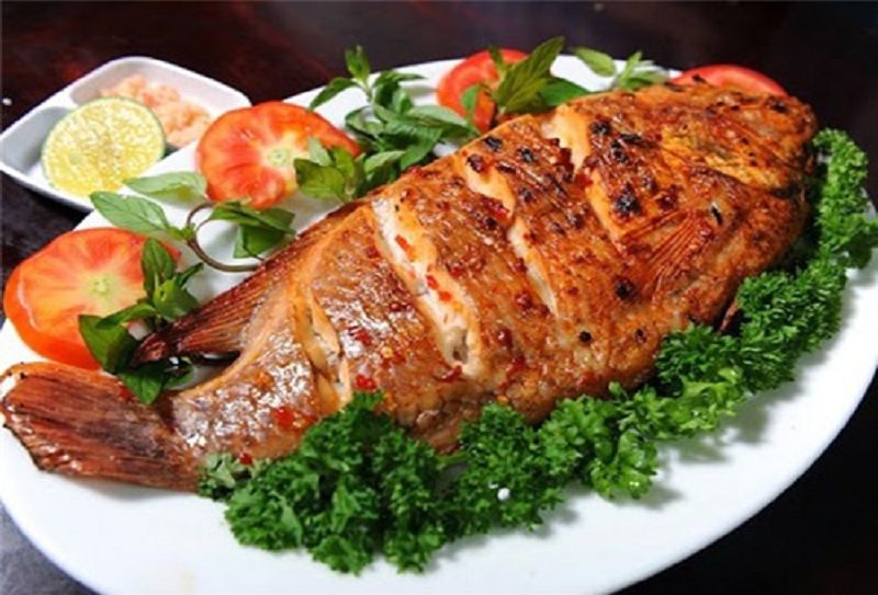 Ăn cá nướng cùng bánh tráng và rau sống