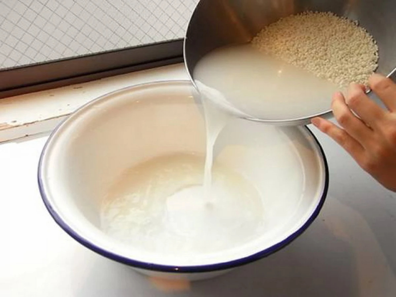 Ngâm gạo sẽ giúp gạo nở hơn, thơm hơn khi nấu cháo cá lăng