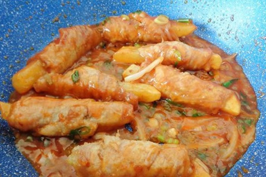 Cá khoai sốt cà chua nóng hổi, ăn rất “hao cơm” vào những ngày mưa
